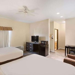 Days Inn By Wyndham Mackinaw City - Bridgeview Area