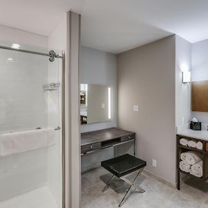 King Room Transfer Shower Mobility Access