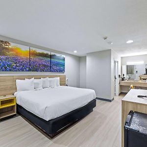 King Room Mobility or hearing accessible