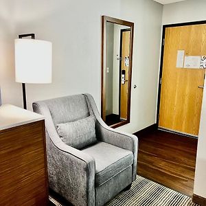 Deluxe  Queen Room Mobility accessible