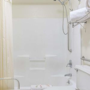Queen Room Mobility accessible