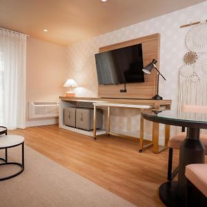 One-Bedroom First Floor King Suite