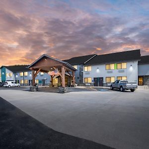 Everspring Inn & Suites