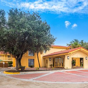 Super 8 By Wyndham Eagle Pass