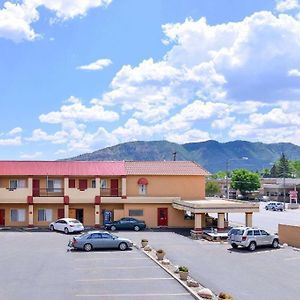 Econo Lodge Inn & Suites