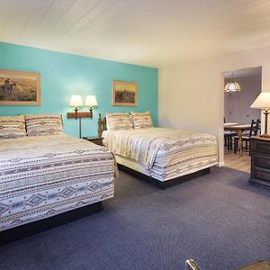 Deluxe Queen Suite