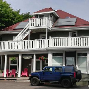 Colonial Charm Inn Bed & Breakfast