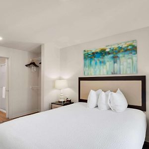Two-Bedroom Queen Suite