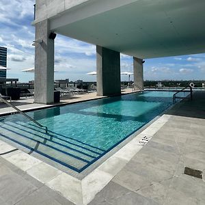 Deluxe One-Bedroom Apartment