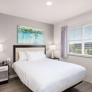 Queen Suite with Living Area and Kitchenette Non-Smoking Free Buffet Breakfast and 15% Disc on F&B