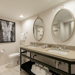 Deluxe Tower Queen Room