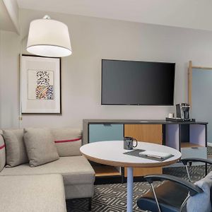 Deluxe Corner King Room