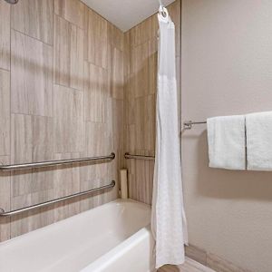 Queen Suite Mobility accessible