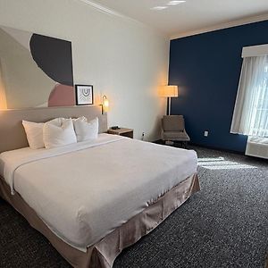 King Room Bath Tub Mobility or Hearing Access