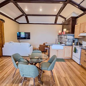 Deluxe One-Bedroom Apartment