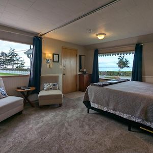 Juan De Fuca Waterfront Hotel & Cottages