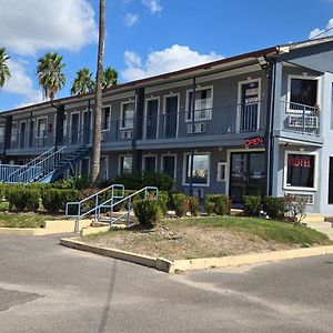 Deluxe Inn Airport