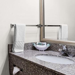Queen Room Bathtub Disability Access or Non-Smoking
