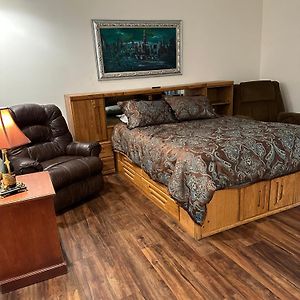 Deluxe Annex Queen Studio