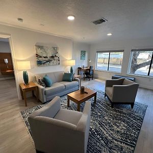 One-Bedroom Deluxe Apartment