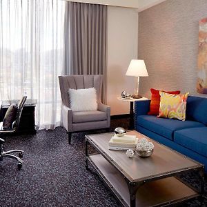 One-Bedroom Upper Floors Queen Suite