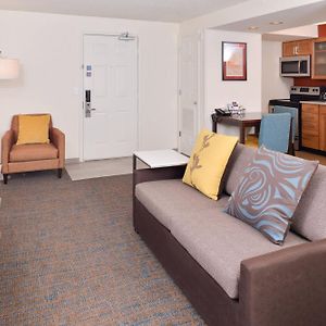 One-Bedroom Queen Suite