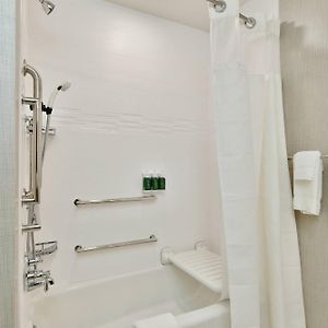 One-Bedroom Queen Suite