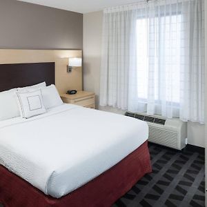 One-Bedroom Queen Suite