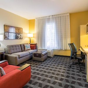One-Bedroom Queen Suite