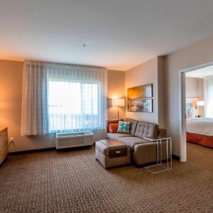 One-Bedroom Queen Suite
