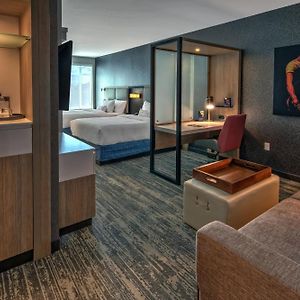 Deluxe Queen Suite