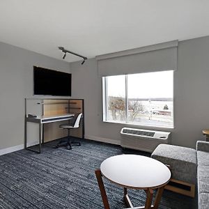 One-Bedroom Queen Suite