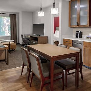 One-Bedroom Queen Suite