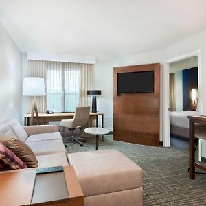 One-Bedroom Queen Suite