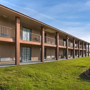 Red Roof Inn & Suites Sulphur Springs