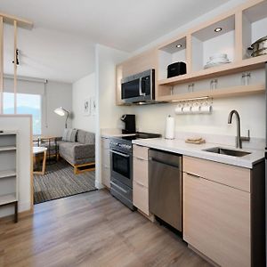 One-Bedroom Queen Suite