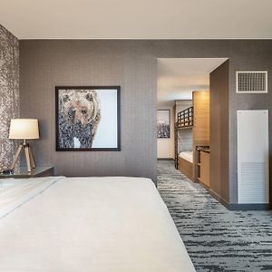 Deluxe Family Room with Pool View Free Pickup