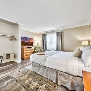 Deluxe One-Bedroom Suite