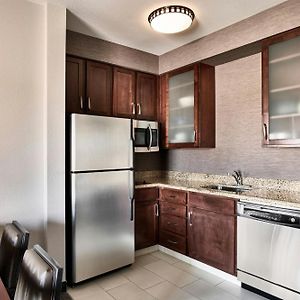 One-Bedroom Queen Suite