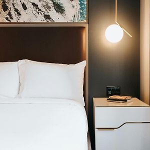 Deluxe Corner King Room
