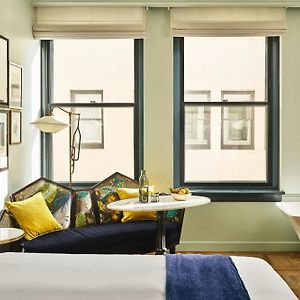 Salon King Room