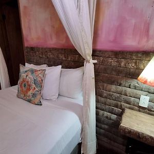 Deluxe Queen Suite