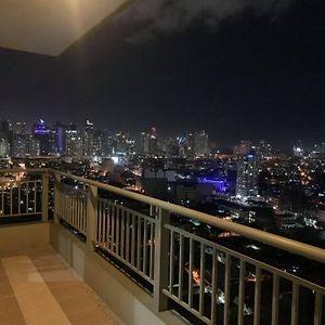 Deluxe One-Bedroom Apartment