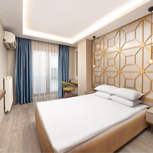 Deluxe Queen Suite