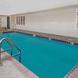 Days Inn By Wyndham Near Kansas Speedway