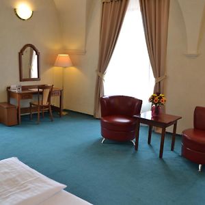 Deluxe One-Bedroom Apartment