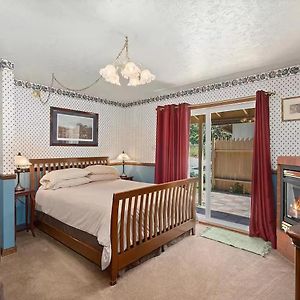 Deluxe Queen Studio