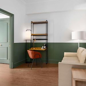One-Bedroom Queen Suite