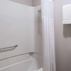 Deluxe  Queen Room Disability Access