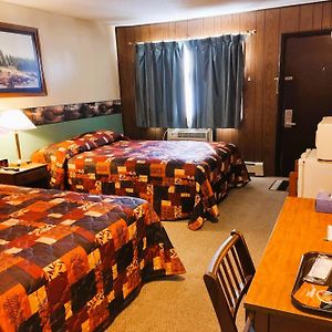 2 Full Beds 1 Twin Bed